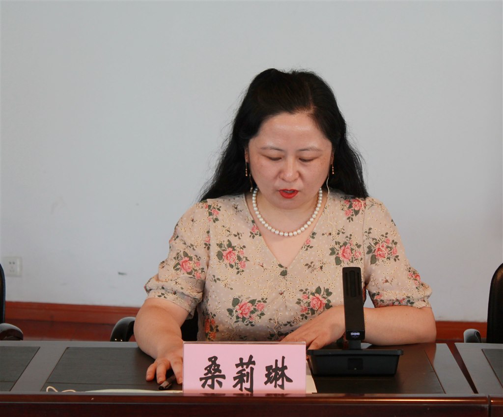 4桑莉琳副校長主持畢業典禮.JPG