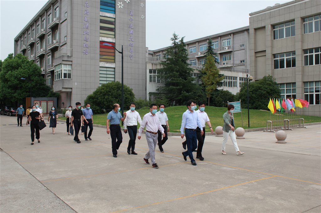 徐華勤副市長蒞臨天美檢查開學疫情防控工作.JPG