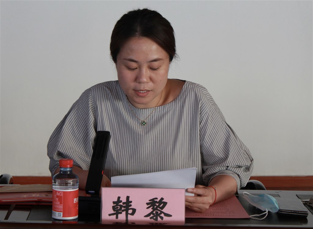 5韓黎副校長宣讀《關於表彰2022年度優秀教師、輔導員及先進教育工作者的決定》.JPG