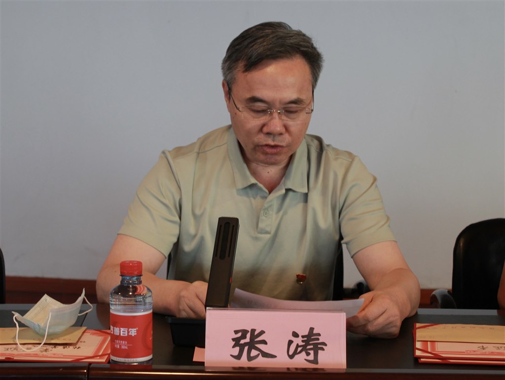 6張濤副校長宣讀《關於表彰2022年度優秀共產黨員的決定》.JPG