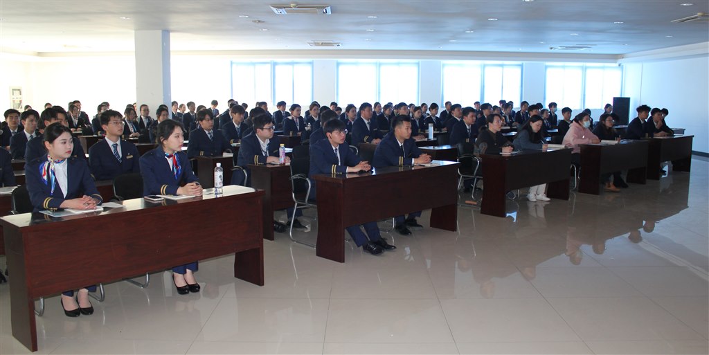 師生現場聆聽2.JPG