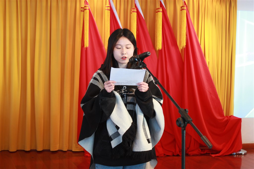 5學生代表21電商班戴娜發言.JPG