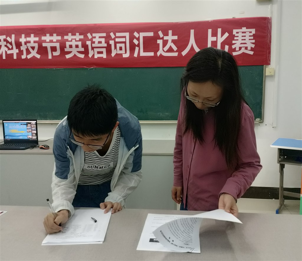 3-巡視員宋媛副教授監督選手檢錄 1.jpg