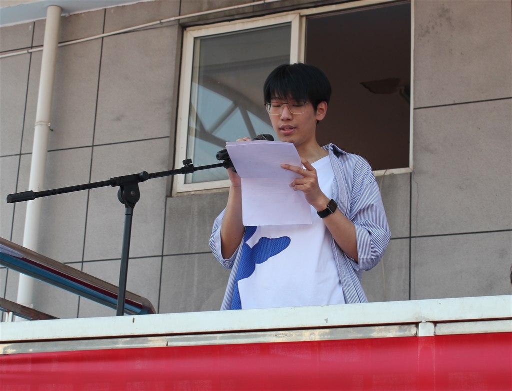 8學生代表徐富祥發言.JPG