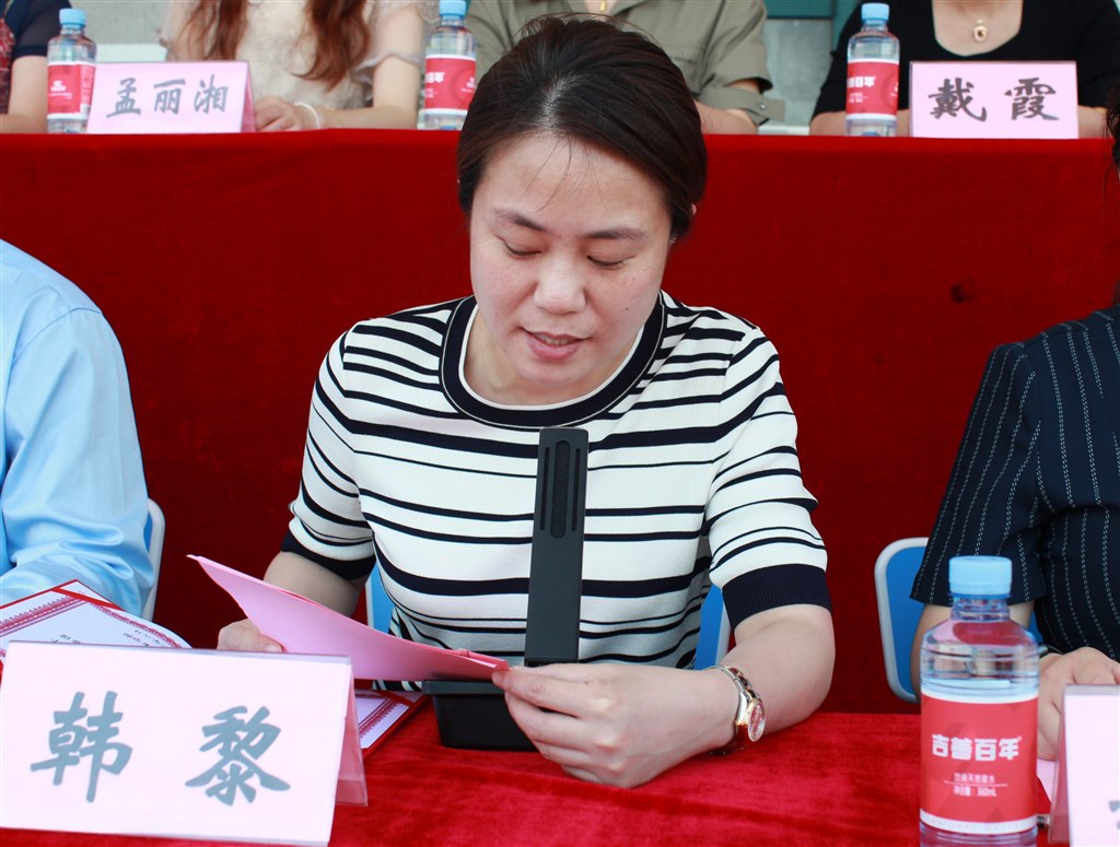 4副校長韓黎宣布優秀學生名單.JPG