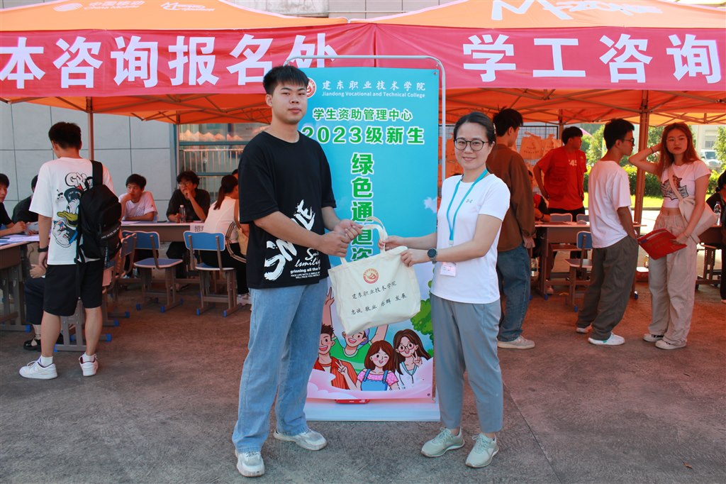 校領導發放物資.JPG