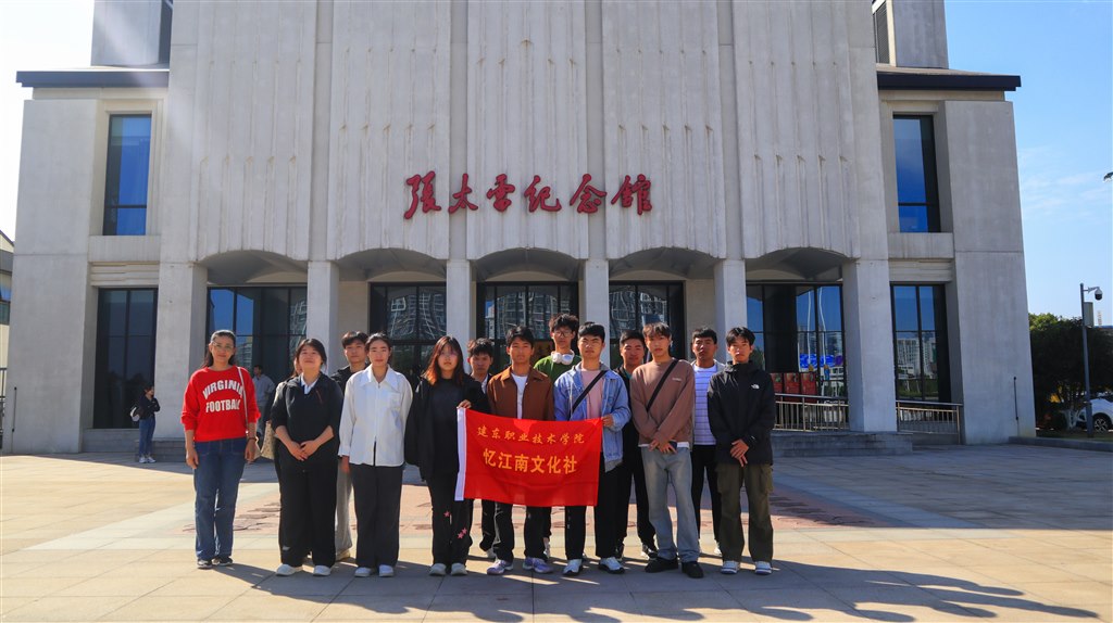 1參觀張太雷紀念館（左一為社團指導教師葉曉丹）.jpg