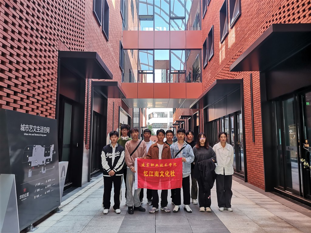 6參觀紅盒子.jpg