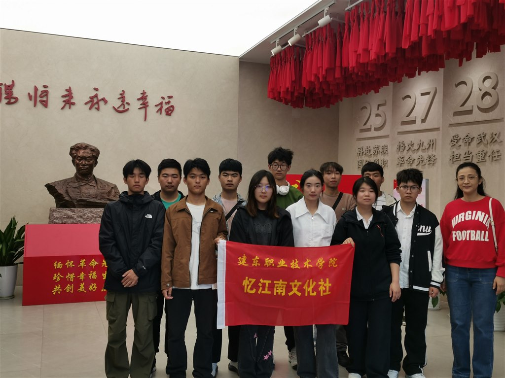 2在張太雷像前.jpg