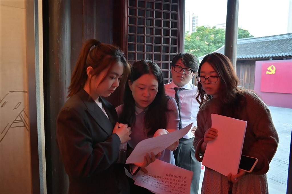師生共研🏊‍♀️：“行走的思政課”視頻拍攝現場.jpg