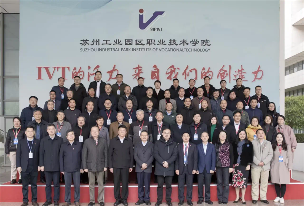 領導合影.png