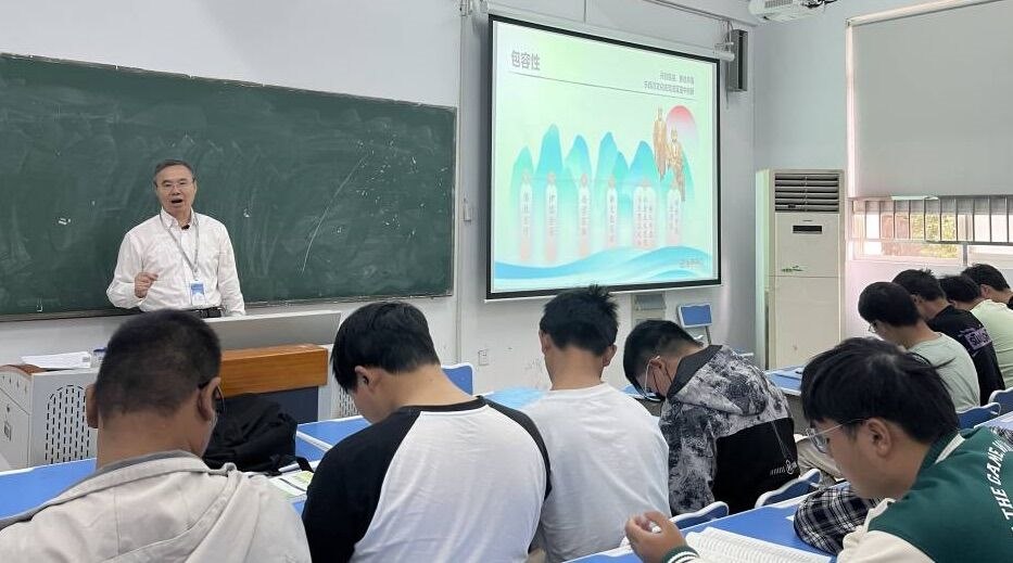 張濤副校長講授專題《賡續歷史文脈🎎，譜寫當代華章》.jpg