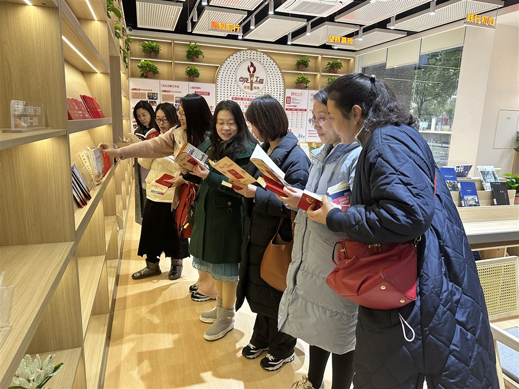 馬院老師對社區“秋白書苑”的法治教育宣傳冊表示了濃厚興趣，表示將生動案例運用於思政教學.JPG