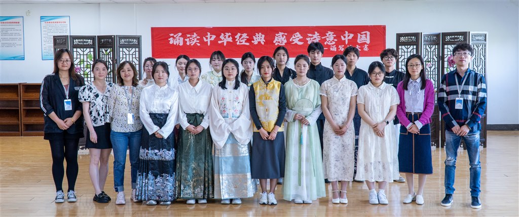 評委專家、指導教師與全體同學合影留念.jpg