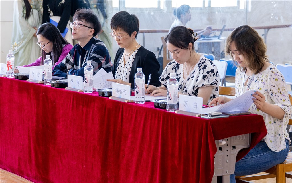 1 學工處處長 季艷、教務處副處長連春光🦔、人文基礎天美副院長屠俊等到場任評委.jpg